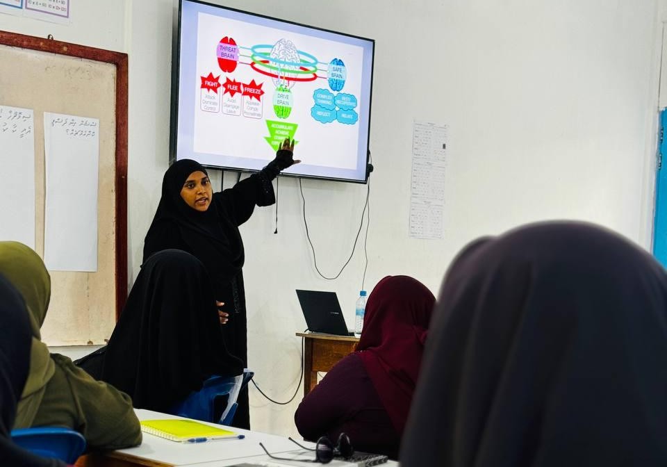 ސުލްތާނާ އާދަމް ސެޝަނެއް ނަގައިދެނީ