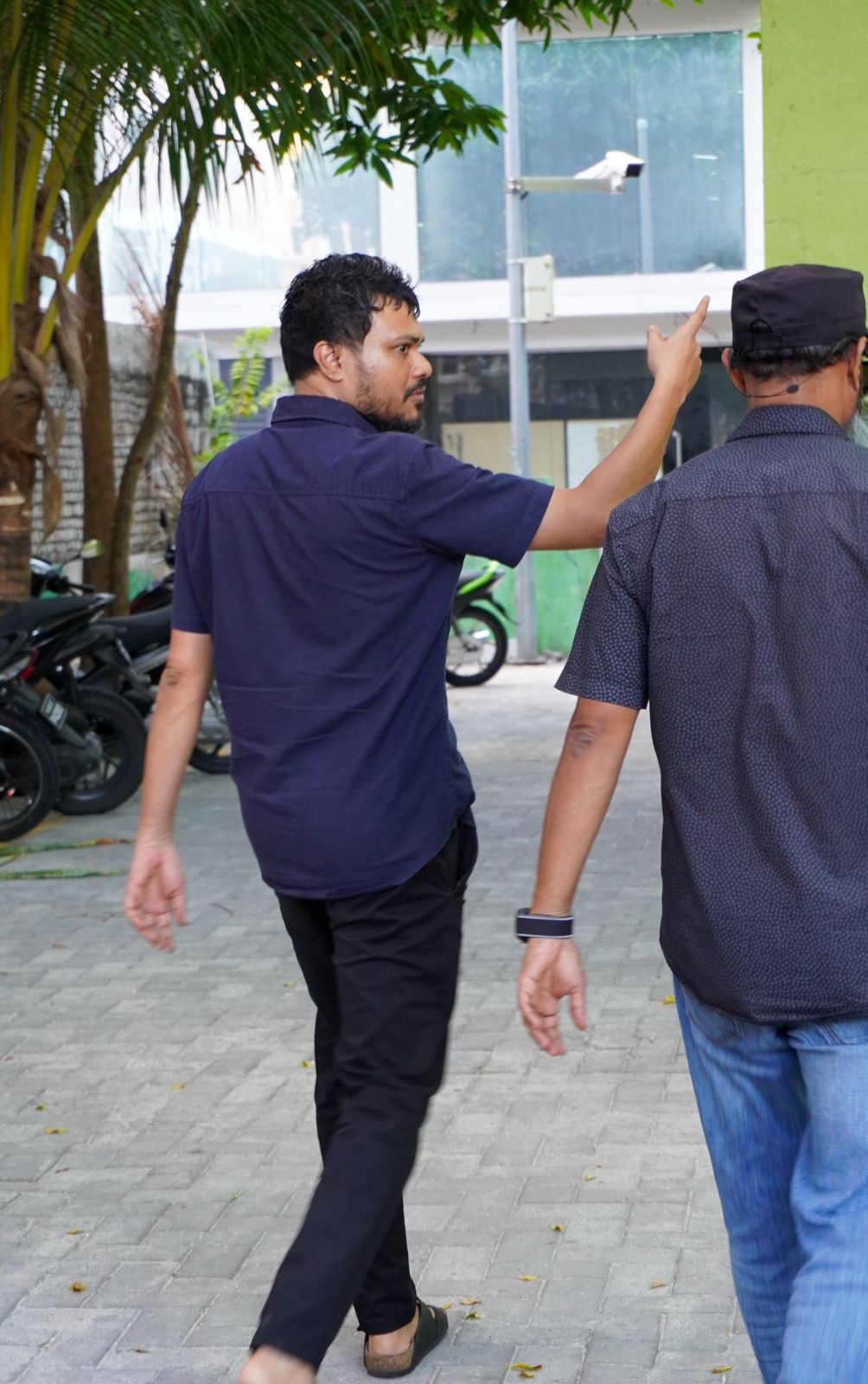 އުހުދު ކެމްޕެއިންގައި ދޮރުންދޮރަށް ހިނގަނީ ---