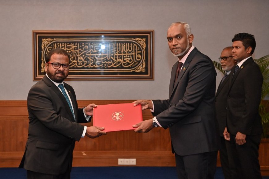 މުންދު  ރައީސްއާއެކު --- 